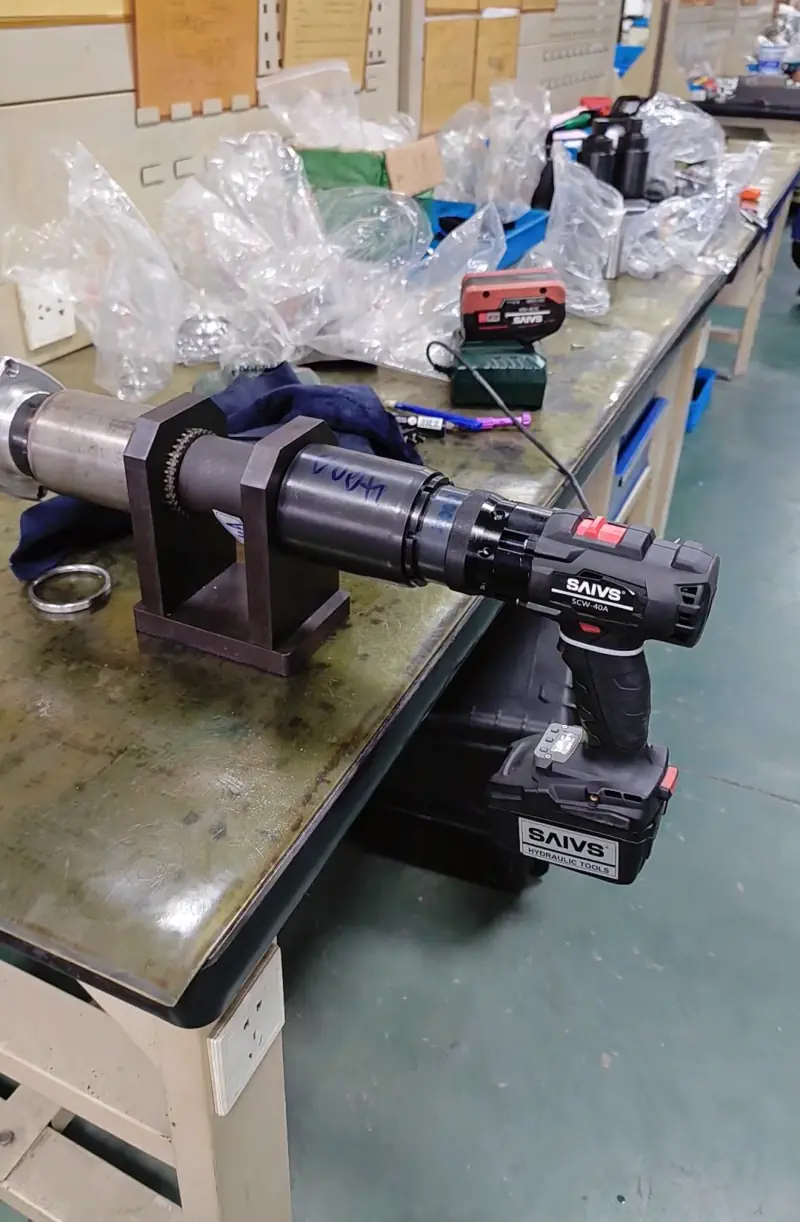 scw-battery-powered-brushless-torque-wrench-3_1.webp